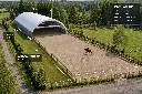 Ratsastuskenttä ja maneesi ilmakuvassa.webp
